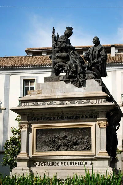 Monumento a Fernando e Isabel na Plaza Isabel la Catolica, Granada, Espanha . — Fotografia de Stock