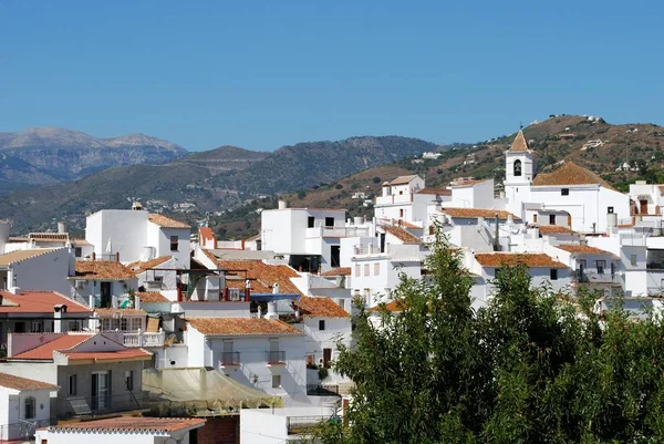 Vista de la ciudad y la iglesia con montañas en la parte trasera, Sayalonga, España . —  Fotos de Stock