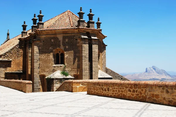 Vue arrière de l'église Santa Maria avec les amoureux de la montagne à l'arrière, Antequera, Espagne . — Photo