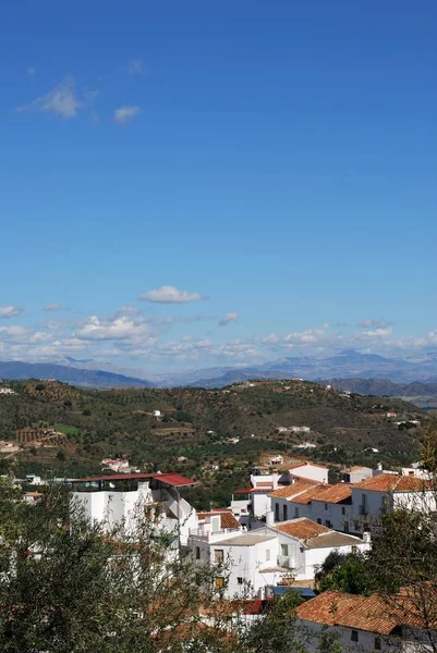 Vista sobre os telhados da cidade em direção às montanhas, Guaro, Espanha . — Fotografia de Stock