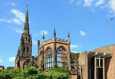 Ön planda, Coventry, İngiltere'de bir heykel ile katedral yobaz görünümünü.