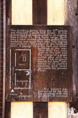 Bilgi plak Spon Street, Coventry, İngiltere'de bina çerçeveli eski bir kereste üzerinde.