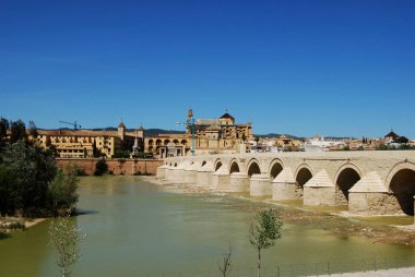 Birinci yüzyılda Roma köprüsü ve nehir Guadalquivir, Cordoba, İspanya.