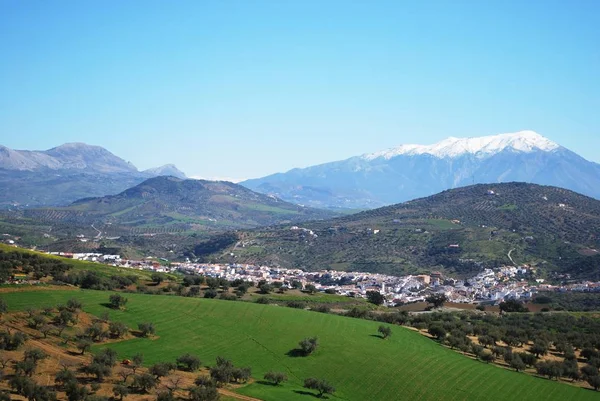 Vista da cidade com montanhas para trás, Rio Gordo, Espanha . — Fotografia de Stock