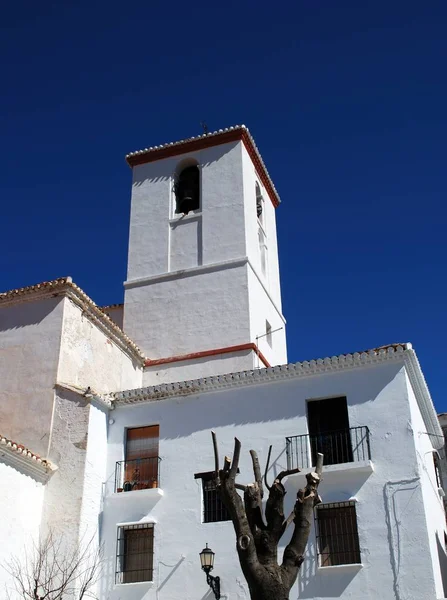 Vista de la iglesia en el centro del pueblo, Capileira, España . —  Fotos de Stock
