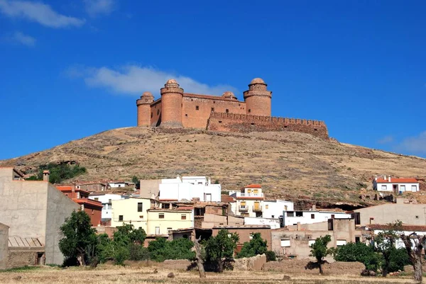 Kilátás nyílik a város és vár, La Calahorra, Spanyolország. — Stock Fotó