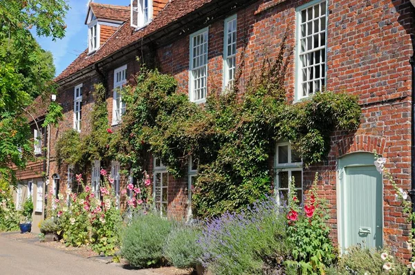 Hübsche Ferienhäuser entlang einer Dorfstraße im Sommer, hambledon, uk. — Stockfoto