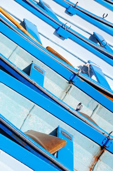 Blau-weiße Ruderboote, henley-on-thames, uk. — Stockfoto