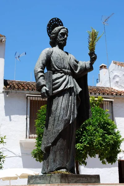 Estatua de San Bernardo en la Plaza de la Iglesia, Marbella, España . — Foto de Stock