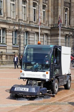 Victoria Square, Birmingham, İngiltere'de Konseyi evde önünde sokak süpürme aracı araç.
