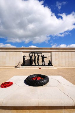 Silahlı Kuvvetler Anıtı, Ulusal Anıtı Botanik Bahçesi, Alrewas, İngiltere'de iç daire içine haşhaş çelenk.