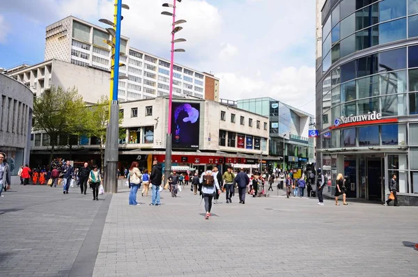 Butikerna längs nya street vid entrén till köpcentret Bullring, Birmingham, Storbritannien. — Stockfoto