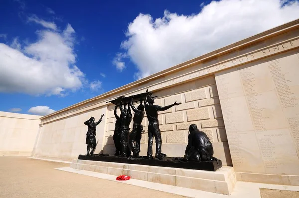 Statyn inuti den inre cirkeln av krigsmakten Memorial, National Memorial Arboretum, Alrewas, Storbritannien. — Stockfoto
