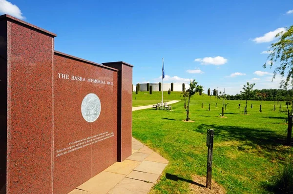 Basora Memorial Wall with the Armed Forces Memorial to the rear, National Memorial Arboretum, Alrewas, Reino Unido . — Foto de Stock