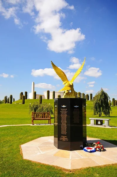 Královské letectvo pomocné památka s památník ozbrojených sil dozadu, Národní památník Arboretum, Alrewas, Velká Británie. — Stock fotografie