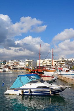 Yat ve tekne arka, Hersonissos, Crete waterfront restoranlarla limanında demirlemiş.