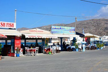 Taverna seafront, Milatos, Crete boyunca satırı.