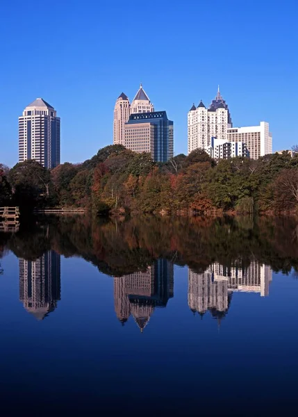 Piedmont Gölü, Piedmont Park, Atlanta, ABD içinde gökdelenler yansımaları. — Stok fotoğraf