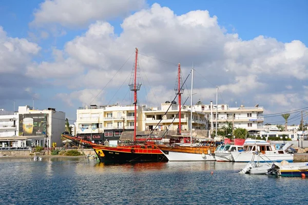 Jachty i łodzie w porcie z waterfront Restauracje do tyłu, Hersonissos, Kreta. — Zdjęcie stockowe