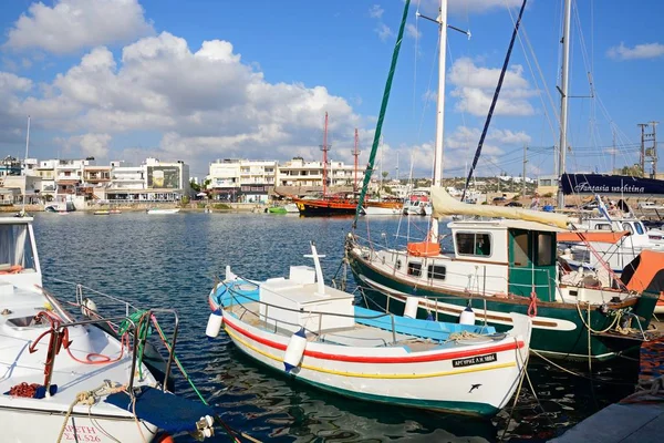 Bateaux de pêche traditionnels dans le port avec restaurants au bord de l'eau à l'arrière, Hersonissos, Crète . — Photo