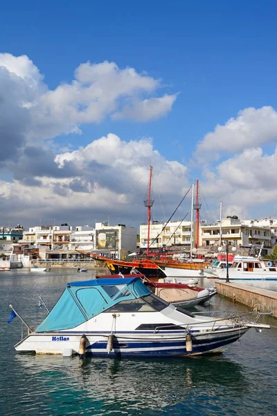 Yates y barcos amarrados en el puerto con restaurantes frente al mar en la parte trasera, Hersonissos, Creta . —  Fotos de Stock