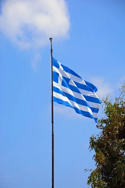 Grekisk flagga mot en blå himmel, Malia, Crete. — Stockfoto