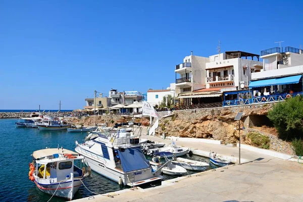 Boten aangemeerd in de haven met waterkant restaurants aan de achterzijde, Sissi, Kreta. — Stockfoto