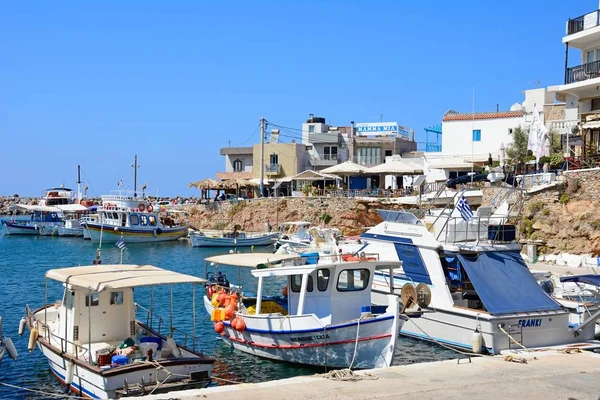 Boten aangemeerd in de haven met waterkant restaurants aan de achterzijde, Sissi, Kreta. — Stockfoto