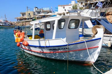 Geleneksel Yunan balıkçı teknesi limanda, Sissi, Crete demirleyen.