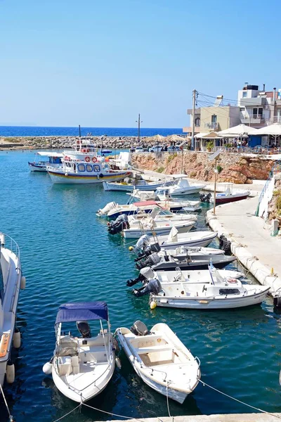 Podniesionymi widokiem łodzi zacumowanej w porcie, Sissi, Crete. — Zdjęcie stockowe