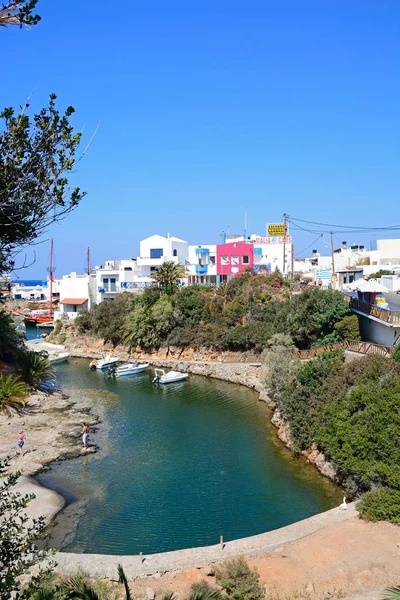 Vue surélevée des bateaux amarrés dans le port avec des restaurants au bord de l'eau à l'arrière et les touristes profitant du cadre, Sissi, Crète . — Photo