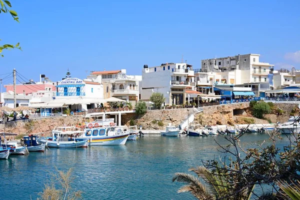 Barcos atracados no porto com restaurantes à beira-mar nas traseiras, Sissi, Creta . — Fotografia de Stock