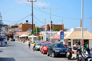 Tatilciler Street, Stalida, Crete alışveriş bir turist yürüyüş.