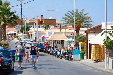 Tatilciler Street, Stalida, Crete alışveriş bir turist yürüyüş.