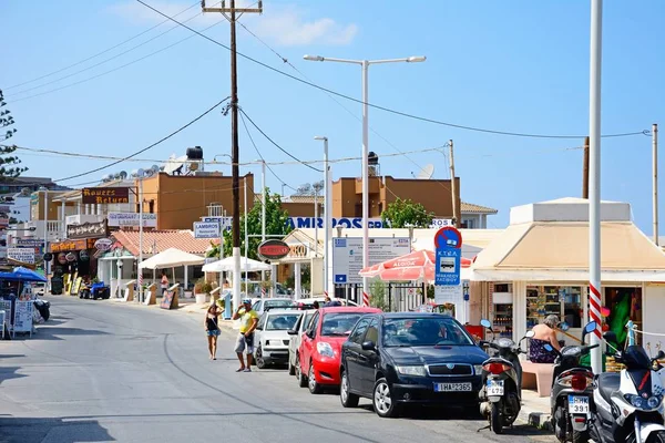 Los turistas caminando por una calle comercial turística, Stalida, Creta . — Foto de Stock