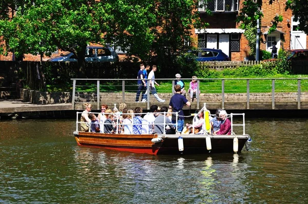 Ferry a pé atravessando o rio Avon, Stratford-Upon-Avon, Reino Unido . — Fotografia de Stock