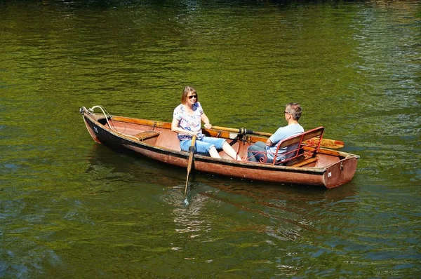 Ein paar in einem ruderboot auf dem fluss avon, stratford-upon-avon, uk. — Stockfoto