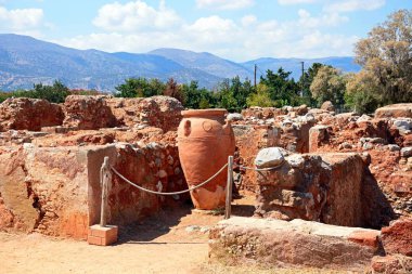 Antik büyük bir şekilde dekore edilmiş pişmiş toprak kap Minoan Malia duvarları içinde sit alanı, Malia, Crete Harabeleri.
