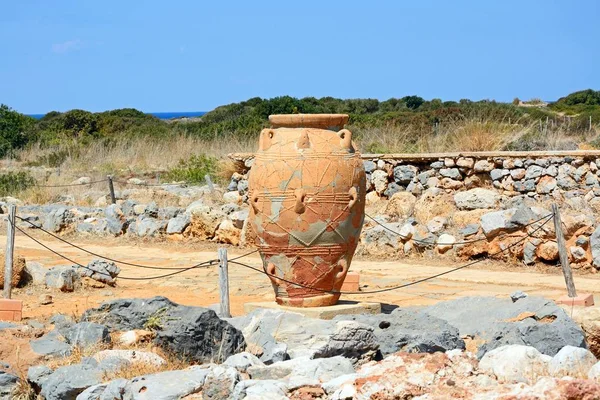 Antigua olla de terracota grande en las ruinas de Minoan Malia sitio arqueológico, Malia, Creta . — Foto de Stock