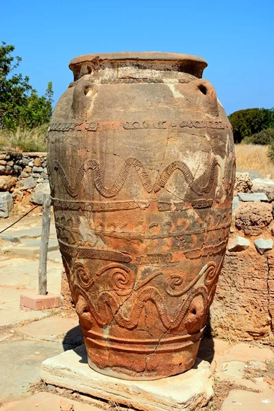 Ancient large decorated terracotta pot at the Minoan Malia ruins archaeological site, Malia, Crete. — Stock Photo, Image