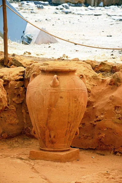 Large terracotta pot within the Minoan Malia ruins archaeological site, Malia, Crete. — Stock Photo, Image