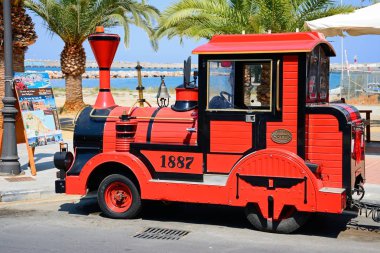 Promenade, Rethymno, Crete boyunca kırmızı arazi treni.