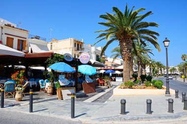 Kaldırım kafeleri Eleytheriou Venizelou promenade, Rethymno, Crete boyunca.