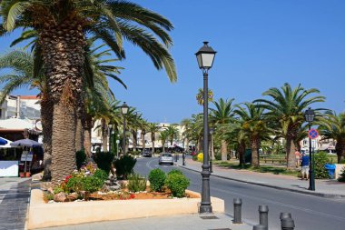 Kaldırım kafeleri ve palmiye ağaçları boyunca Eleytheriou Venizelou promenade, Rethymno, Crete.