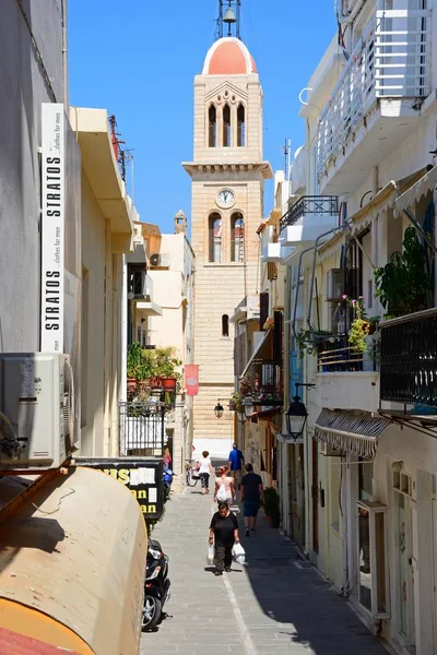Vista da torre sineira da catedral no final de uma rua da cidade, Rethymno, Creta . — Fotografia de Stock