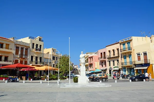 Statue to the unknown soldier in Agia Stratiota Square (Agnostou Square) with pavement cafes to the rear, Rethymno, Crete. — Stock Photo, Image