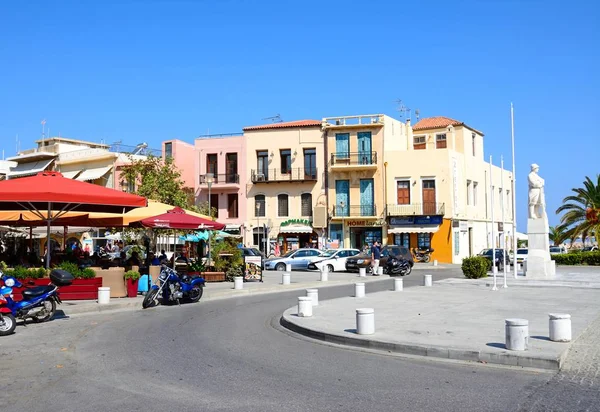 Statue du soldat inconnu et des cafés pavés de la place Agia Stratiota, Réthymnon, Crète — Photo