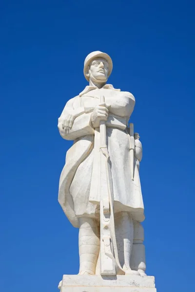Estatua al soldado desconocido en la plaza Agia Stratiota, Rethymno, Creta . —  Fotos de Stock