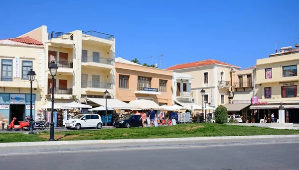 Touristengeschäfte entlang der eleytheriou venizelou Promenade, Rethymno, Beton. — Stockfoto