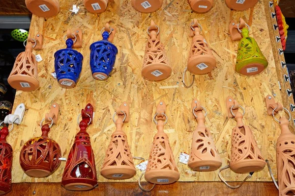 Keramik-Laternen zum Verkauf in der Altstadt, Rethymno, Beton. — Stockfoto